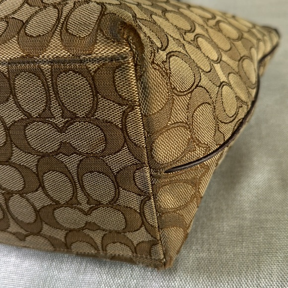 COACH SIGNATURE TAYLOR TOTE KHAKI/ BROWN HANDBAG. DAMADGED AT BOTTOM CORNERS. - Picture 9 of 11